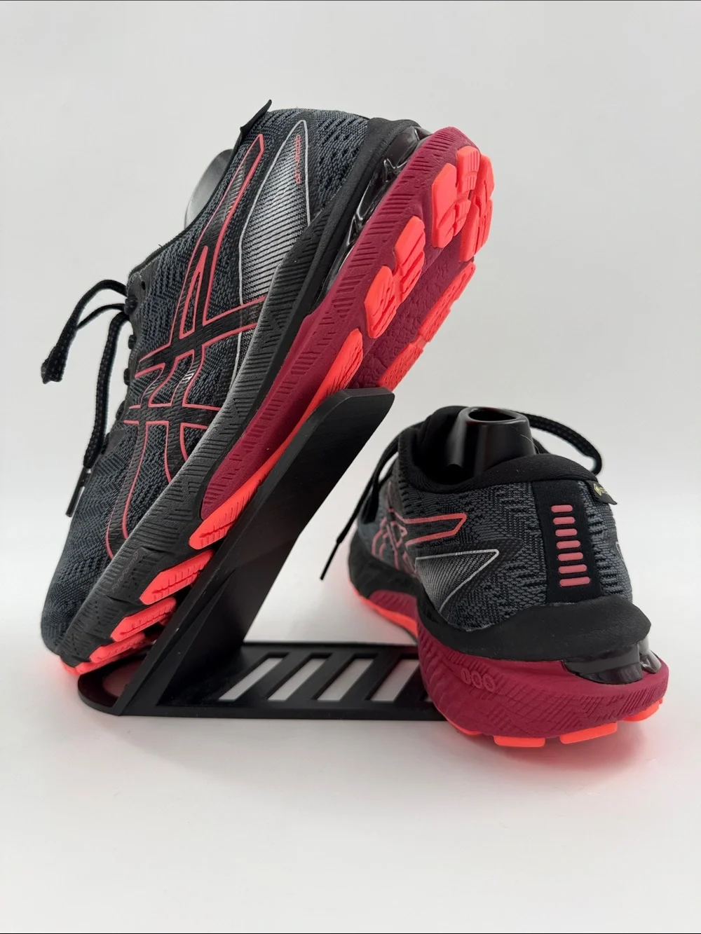ASICS GT-2000 10 Women's Size 7 Black / Red Gore-Tex Waterproof Running Sneakers